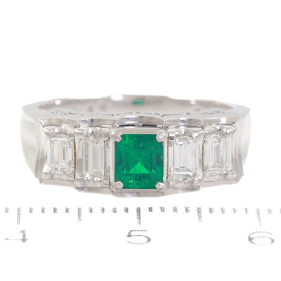 0.41ct Emerald and Diamond Ring - 2