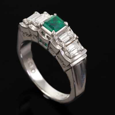 0.41ct Emerald and Diamond Ring - 5