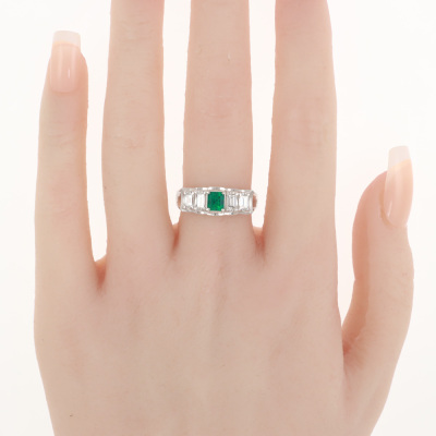 0.41ct Emerald and Diamond Ring - 6