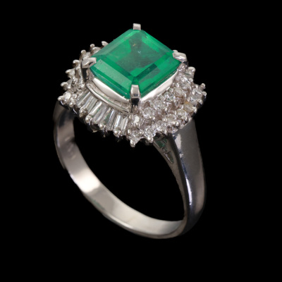 1.89ct Emerald and Diamond Ring - 5